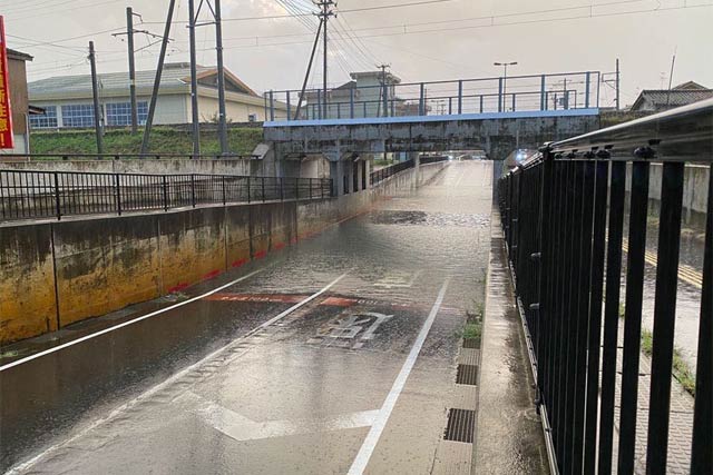 燕市立燕東小学校前のアンダーパスも冠水