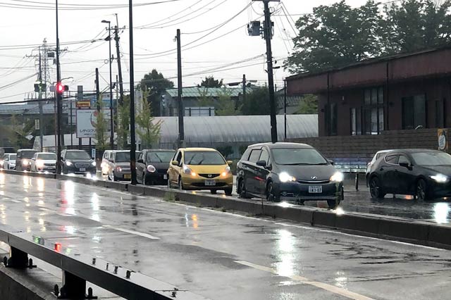 燕市井土巻のアンダーパスが通行止めで渋滞が発生