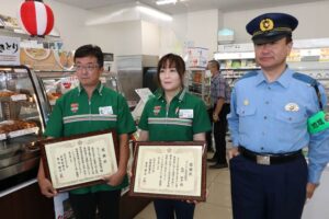 左からセブン-イレブン分水学校町店のオーナーの山田さん、パー ト従業員の矢川さん、燕署の根立署長