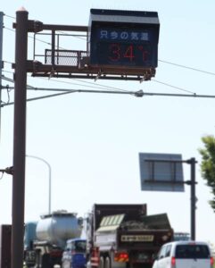 フェーン現象で三条は11時までに33.4度の猛暑