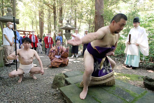 下諏訪神社で手数入り