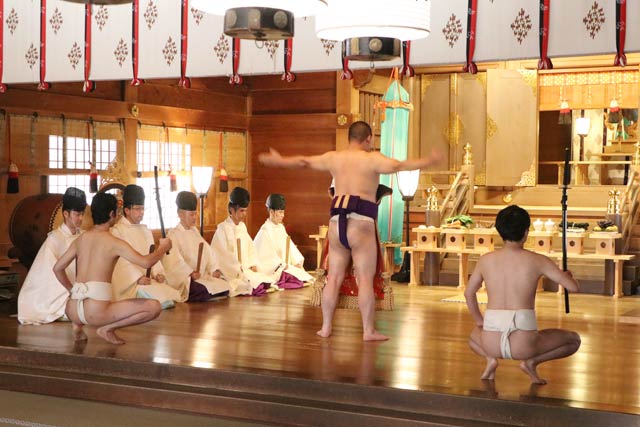拝殿で手数入り