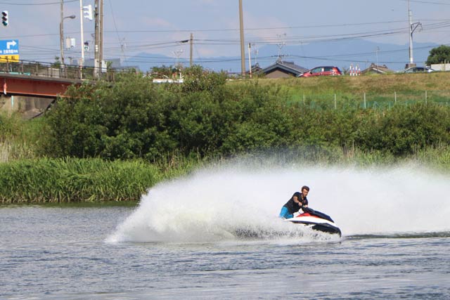 三条防災ステーションで行われたジェットスキーラフティングデモンストレーション