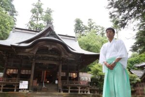 秋季例大祭で例年通り花火を打ち上げる青海神社と古川権禰宜