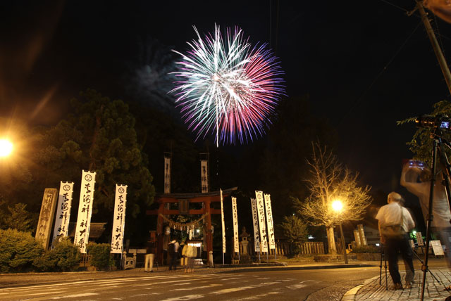 青海神社前から見る花火