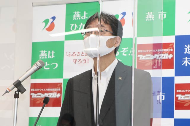 定例記者会見する鈴木燕市市長