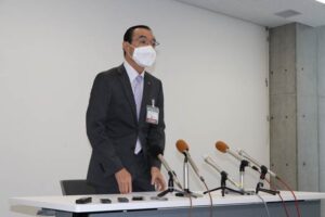 記者会見して辞任を表明した遠藤燕市教育長