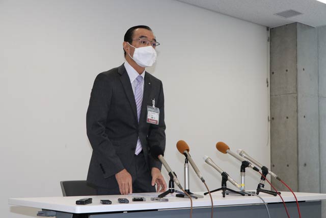 記者会見して辞任を表明した遠藤燕市教育長