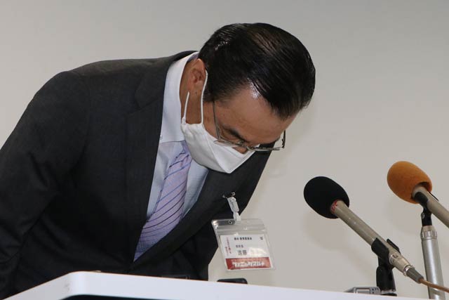 頭を下げて謝意を示す遠藤教育長