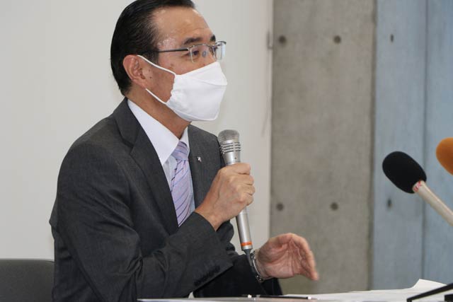 頭を下げて謝意を示す遠藤教育長
