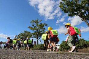 季節外れの猛暑のなか集団下校する燕市の小学生