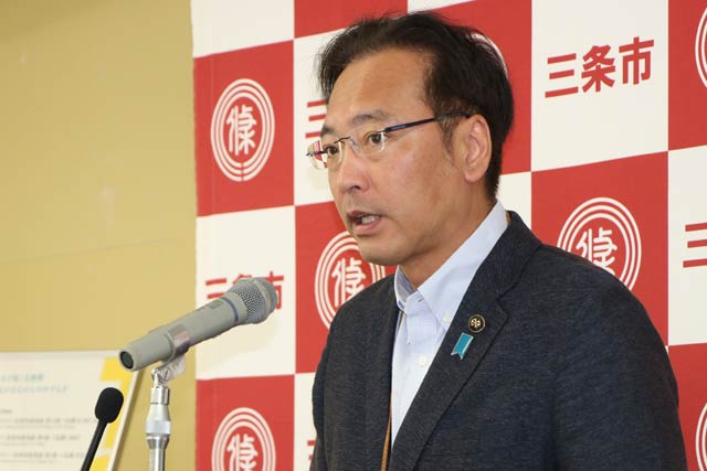 定例記者会見を行う国定三条市長
