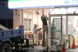 車が突っ込んで復旧作業が行われるファミリーマート三条鶴田店