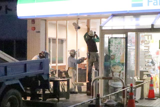 車が突っ込んで復旧作業が行われるファミリーマート三条鶴田店