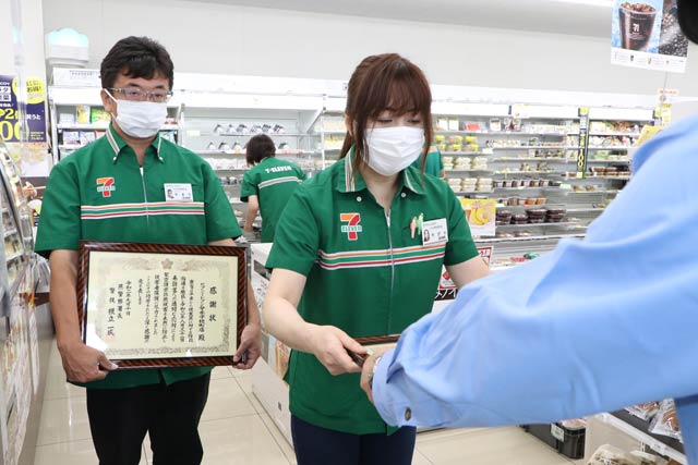 左からセブン-イレブン分水学校町店のオーナー山田さん、パート従業員矢川さん、根立燕署長