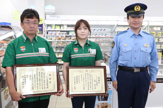左からセブン-イレブン分水学校町店のオーナー山田さん、パート従業員矢川さん、根立燕署長
