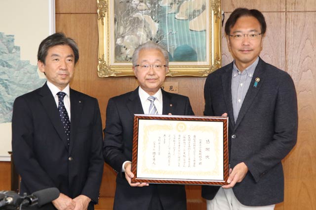 左から越前屋ホテルの明田川代表社員、三条ロイヤルホテルの石川社長、国定三条市長