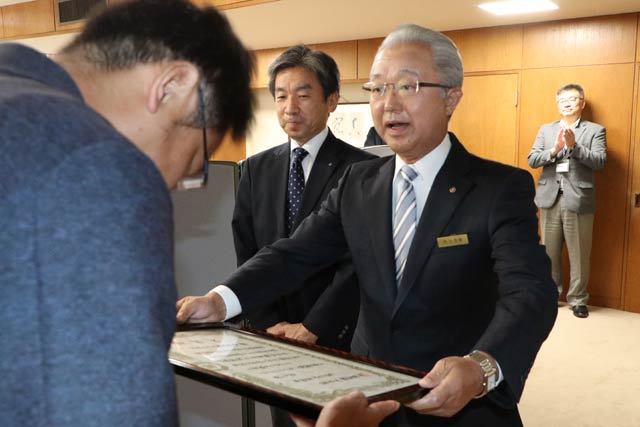 国定市長から感謝状を手渡す