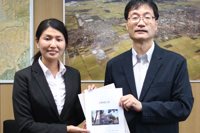 活動報告書を手に青年海外協力隊としてウズベキスタンに派遣された田中さんと鈴木燕市長