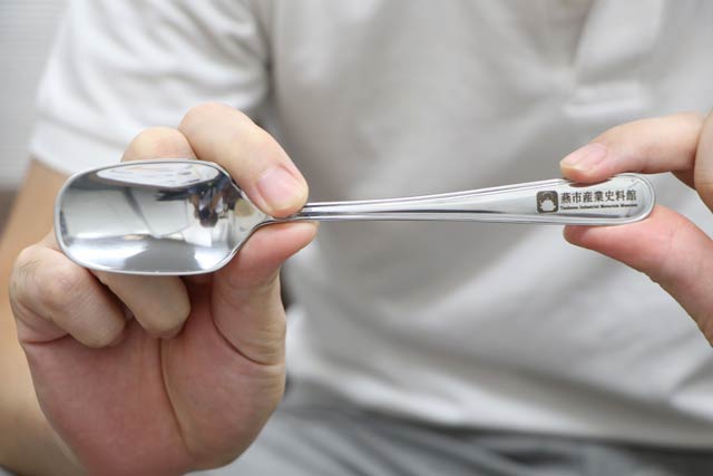 柄にレーザー刻印を施した「カレーチャーハンすぷーん」