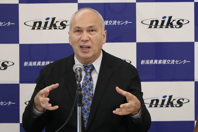 燕三条で講演するモーリー・ロバートソンさん