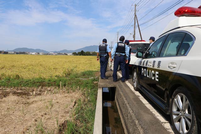 イノシシを捜索する燕署員と燕市職員
