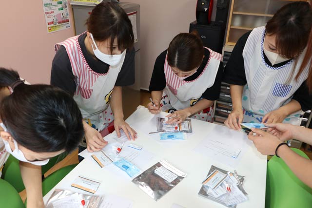 抗体検査を受ける「月岡わくわくちびっこ園」職員