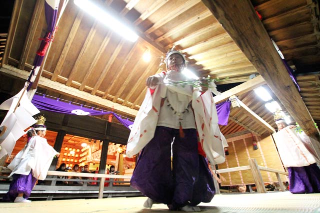 神明宮の秋季例大祭の稚児舞