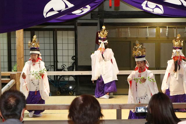 神明宮の秋季例大祭の宵宮の神楽奉納