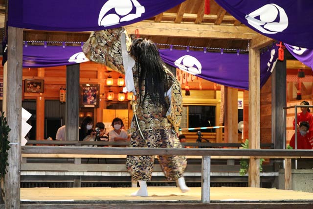 神明宮の秋季例大祭の宵宮の神楽奉納