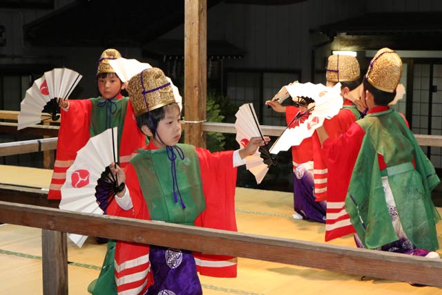 神明宮の秋季例大祭の宵宮の神楽奉納