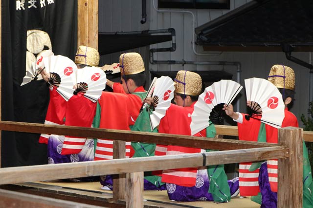 神明宮の秋季例大祭の宵宮の神楽奉納