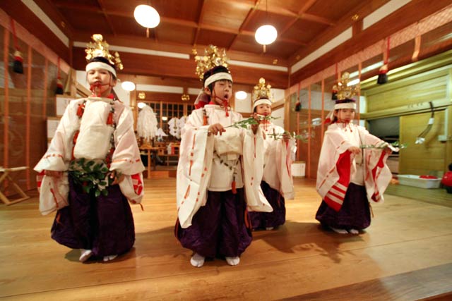 神明宮の秋季例大祭の宵宮の神楽奉納