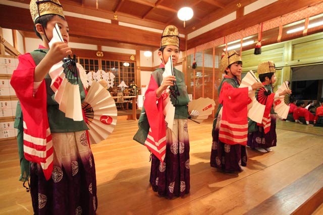神明宮の秋季例大祭の宵宮の神楽奉納