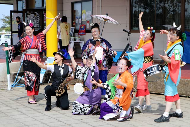 「おにフェス」に出演した「華やぎ ちんどん隊」