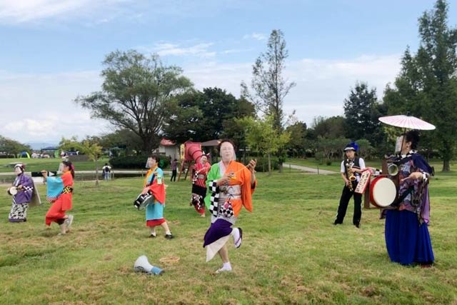 出番以外も公園内でチンドンして集客
