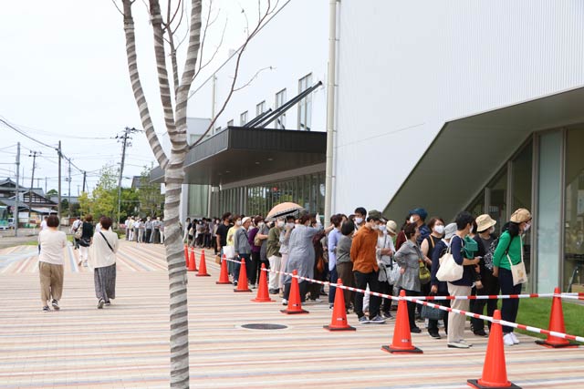 開場前の大行列