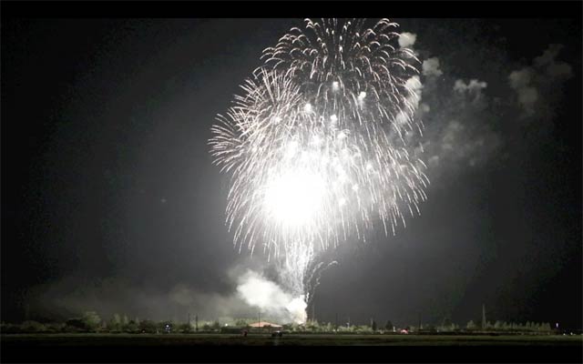 花火の光が地上を照らす