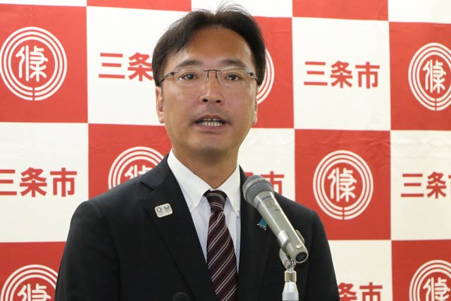 記者会見する国定市長
