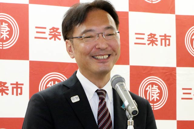 記者会見する国定市長