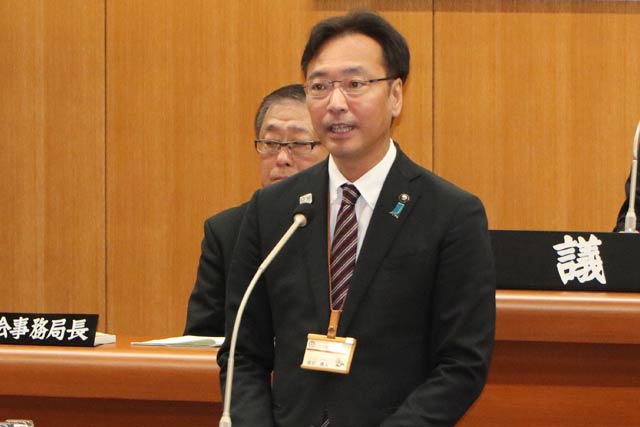 本会議で退任のあいさつをする国定市長