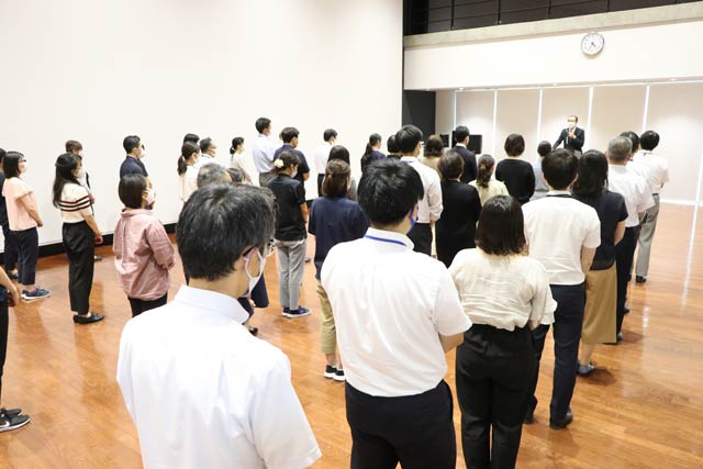退任のあいさつに50人近い職員が集まった