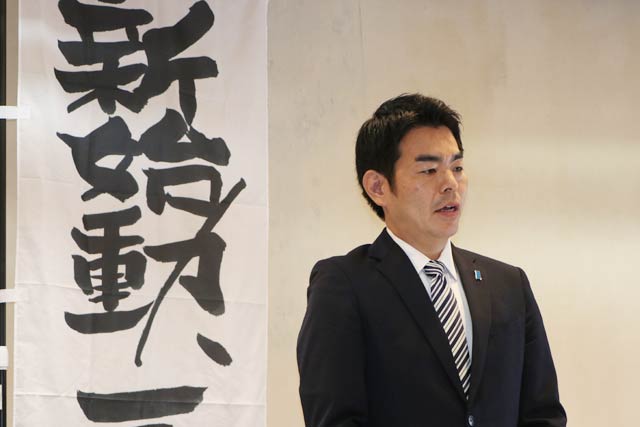 背中には「新始動、三条。」とある登り旗