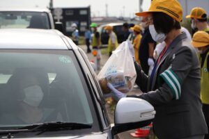 高値のナシをプレゼントして交通事故「なし」キャンペーン