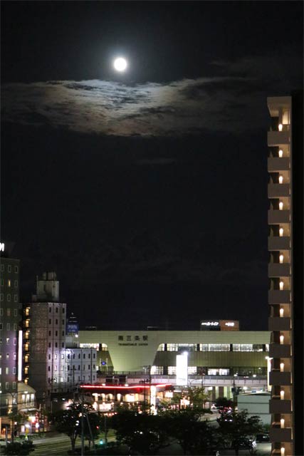 燕三条駅前周辺のあかりと中秋の名月