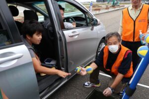 「ドライビングパークくるマルシェ」で車に乗ったままゲームにも参加