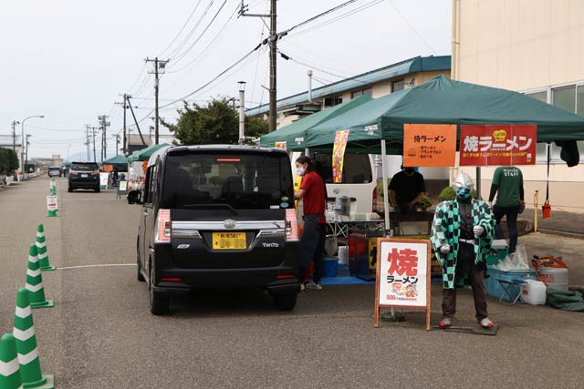 三條金属工業団地の道路を占用して店舗のテントが並ぶ