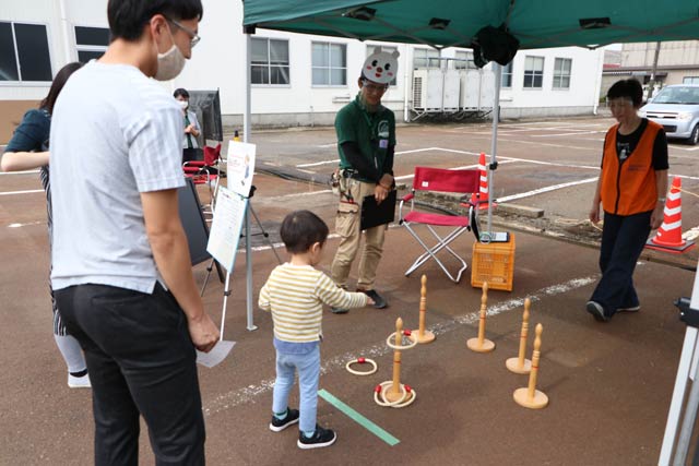 車を下りて輪投げなどのゲームにも参加
