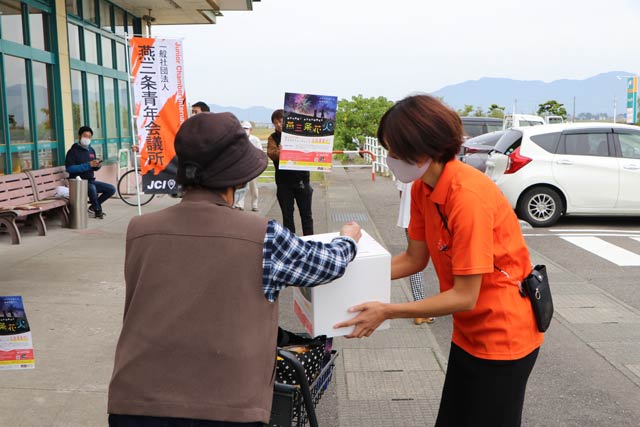 リオンドール燕北店での街頭募金