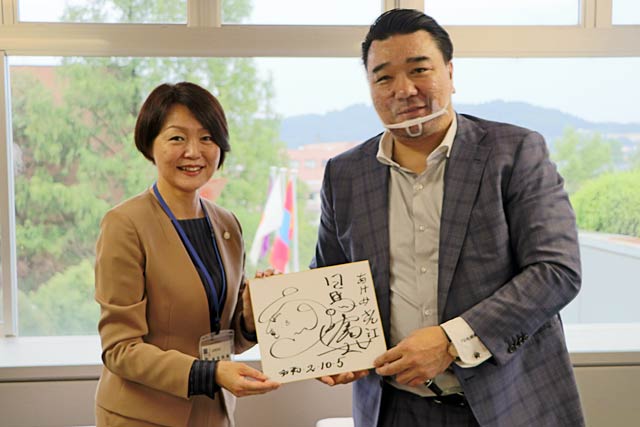 日馬富士が藤田加茂市長を表敬訪問
